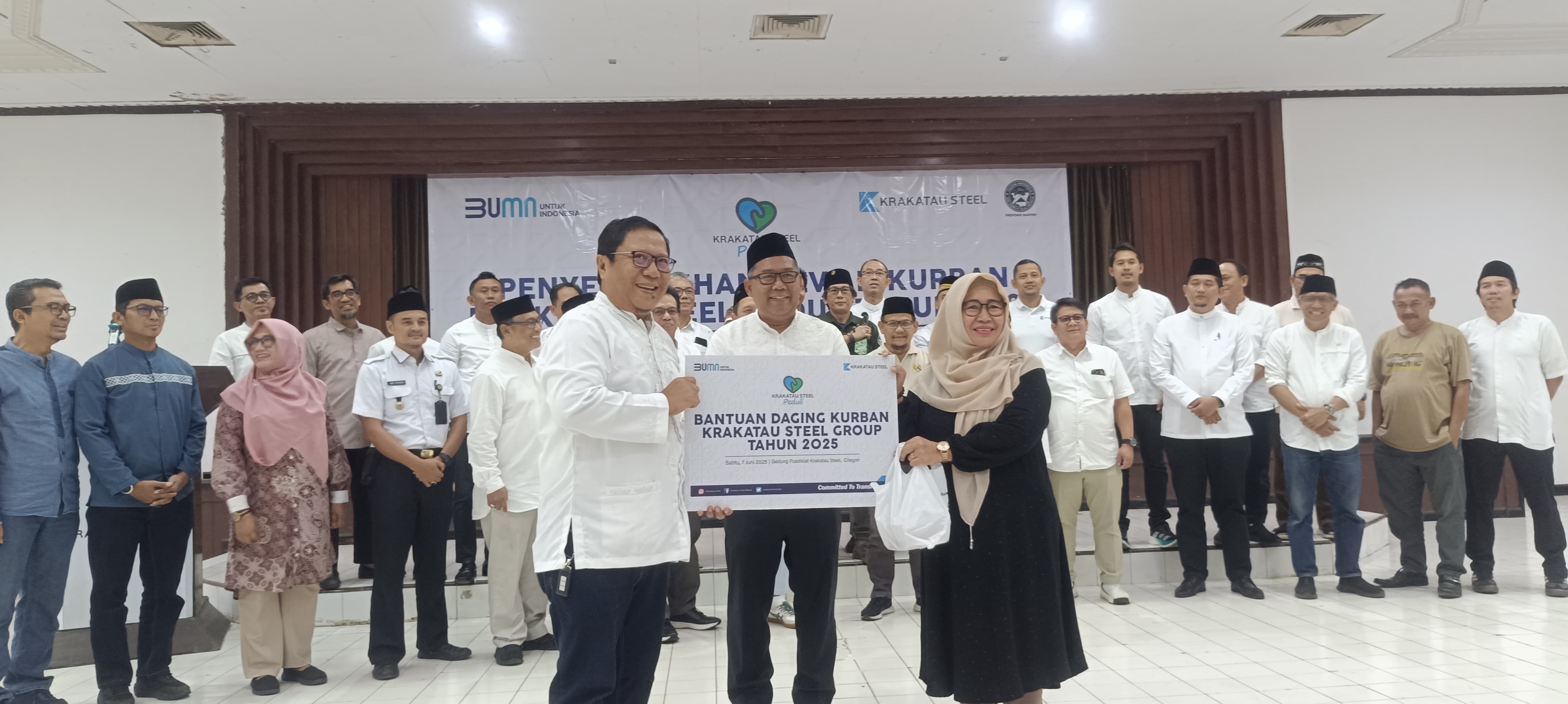 Penyaluran hewan kurban PT KTI bersama krakatau steel group untuk warga cilegon dan serang